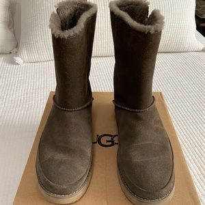 Uggs Classic Zip Espresso size 8